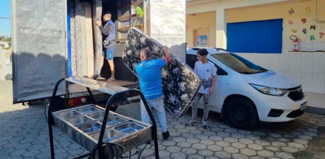 Equipe de servidores garantindo estrutura para atletas na Olesc em São José