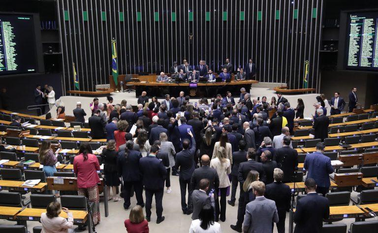 Deputados reunidos no plenário da Câmara