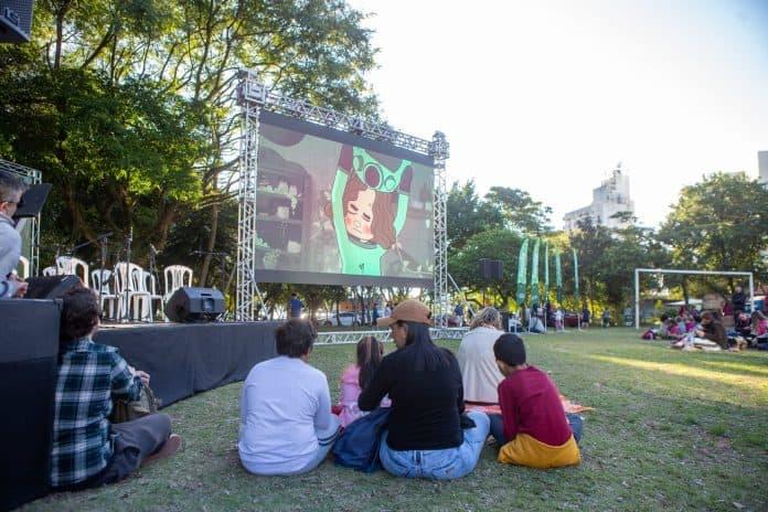 Crianças assistindo filme ao ar livre no Parque da Luz