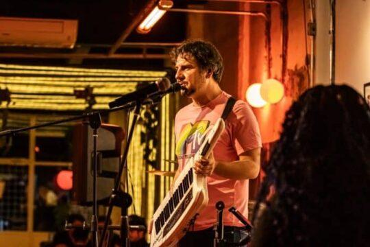 Bernardo Flesch apresentando diversidade sonora no Teatro Carmen Fossari