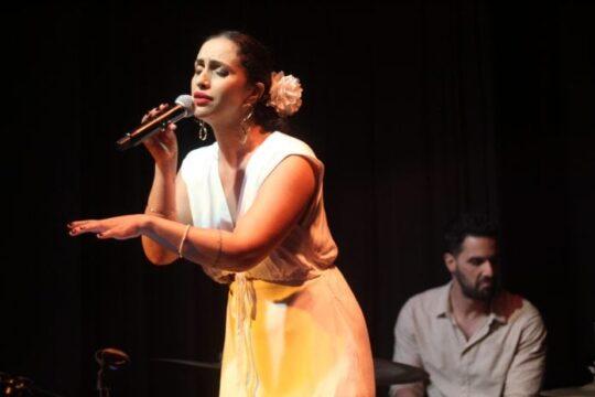 Niandra Lacerda e sua banda durante apresentação