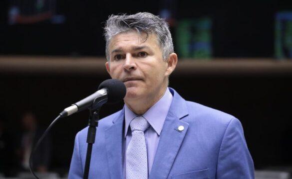 Símbolo de acessibilidade para pessoa com visão monocular - homem com a mão sobre o olho cego