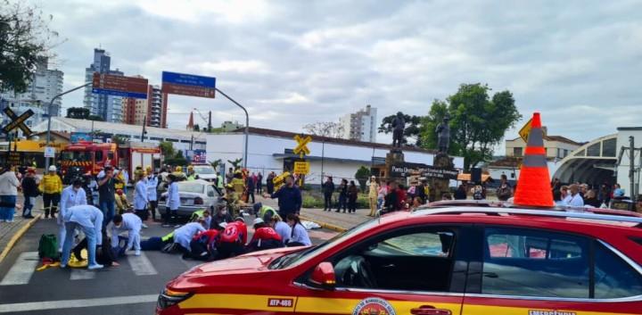 Bombeiros militares em ação durante simulado