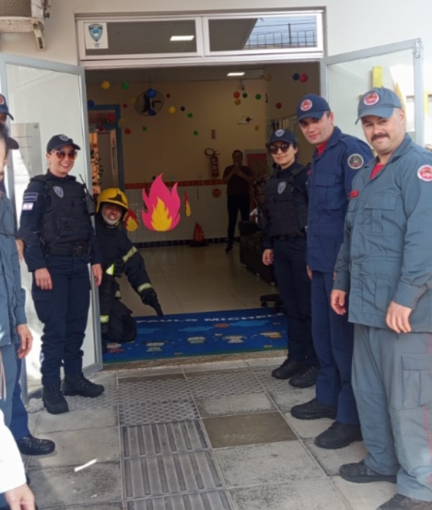 Simulado de evacuação na creche com alunos e professores