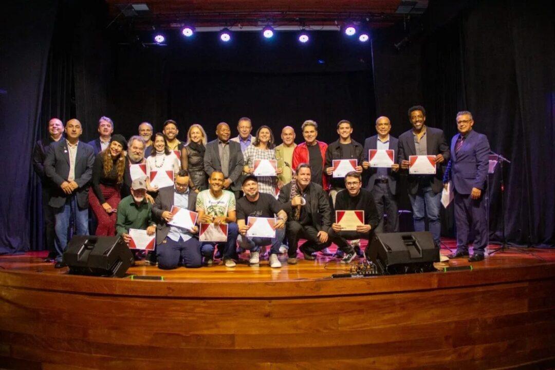 Theatro Adolpho Mello - Fachada iluminada durante a celebração dos 171 anos em São José