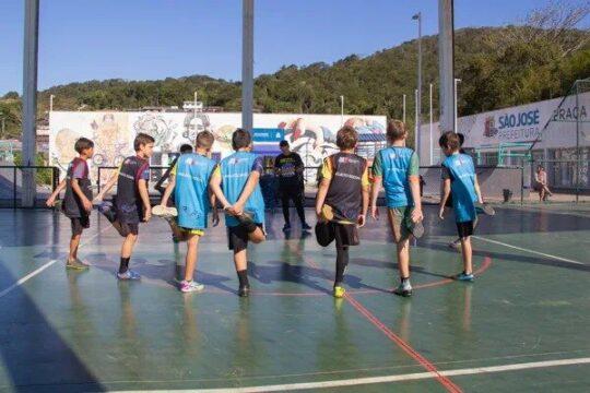 Crianças participando do torneio de futsal na Praça do CEU