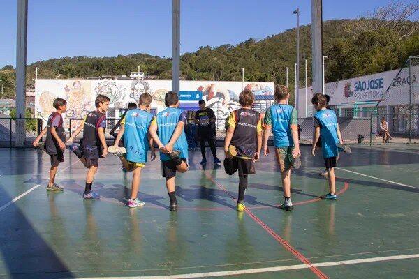 Crianças participando do torneio de futsal na Praça do CEU