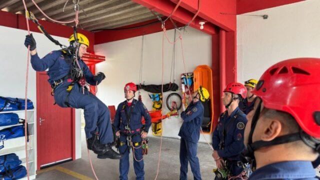 Equipe do 1º Batalhão de Bombeiros Militar durante treinamento de salvamento em altura