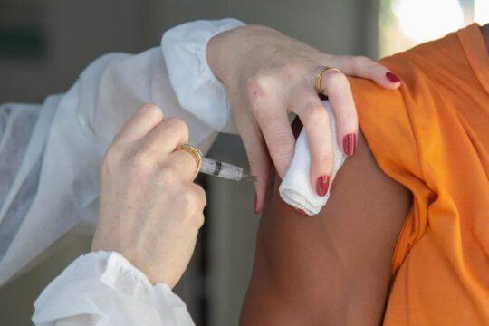Grupo de pessoas sendo vacinadas contra influenza em São José