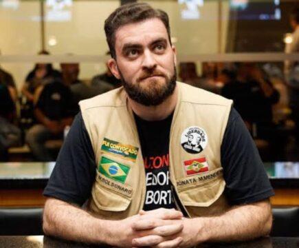 Imagem do Vereador Jonata Mendes apresentando o projeto de lei