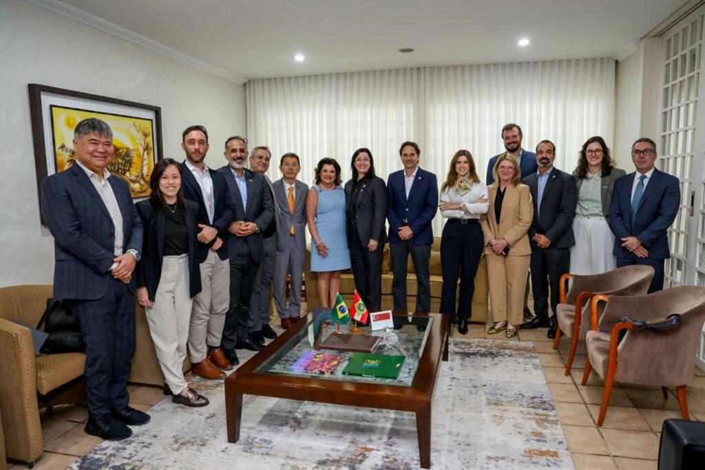 Vice-governadora de Santa Catarina e chefe de missão de Singapura em reunião