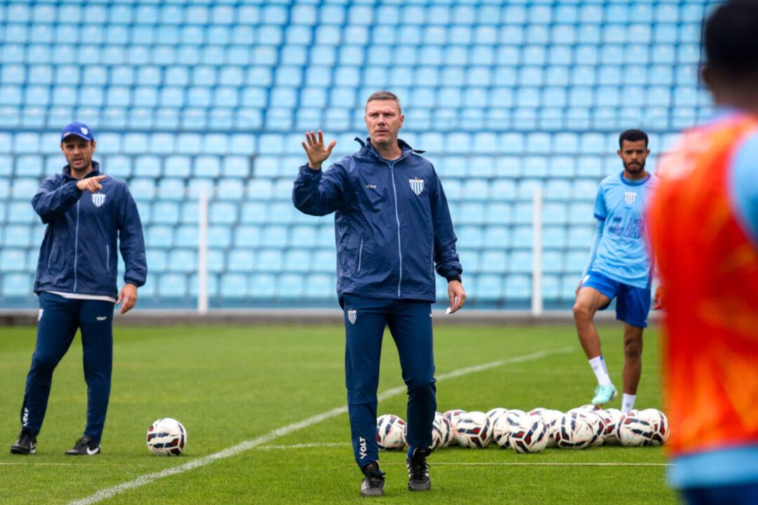 Treinador Vinícius Bergantin e jogadores em treino na Ressacada
