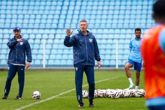 Treinador Vinícius Bergantin e jogadores em treino na Ressacada