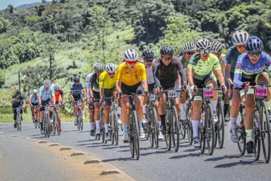 Competição de ciclismo em paisagem catarinense