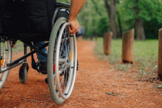 Imagem representativa da necessidade de ação penal em casos de estelionato contra pessoas com deficiência