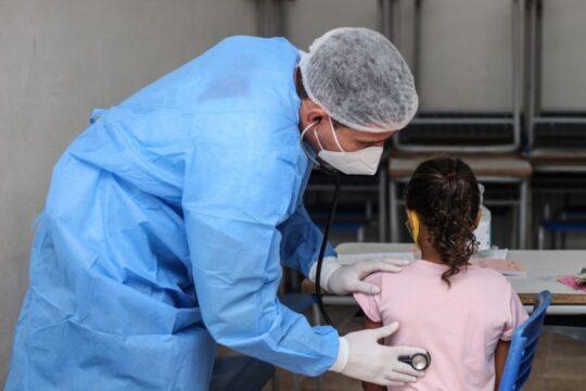 Pacientes sendo atendidos por médicos especialistas no SUS