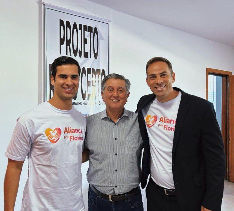 Pessoas panfletando sobre o projeto Aliança por Floripa