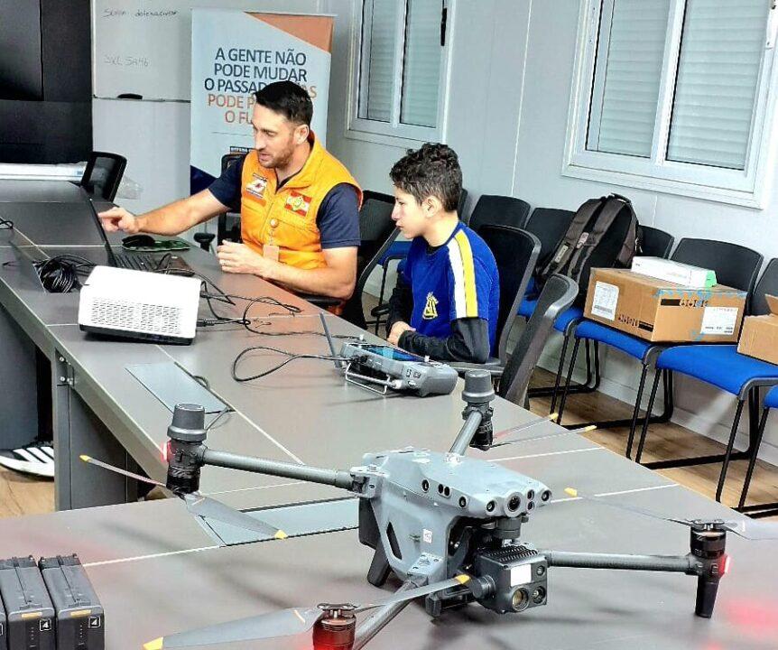 Aluno Érick Henrique Contreiro de Souza visitando sede regional da Defesa Civil em Joaçaba