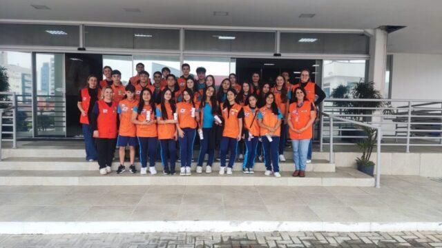 Alunos participantes do Programa Defesa Civil na Escola em visita à sede da Defesa Civil