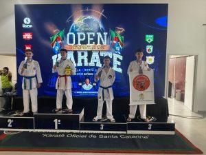 Alunos medalhistas de karatê
