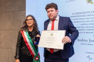 Doutorando da UFSC recebendo título Cavaliere della Repubblica Italiana