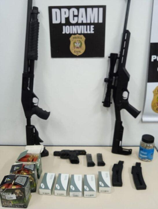 Armas e munições apreendidas pela Polícia Civil em operação contra violência doméstica em Joinville