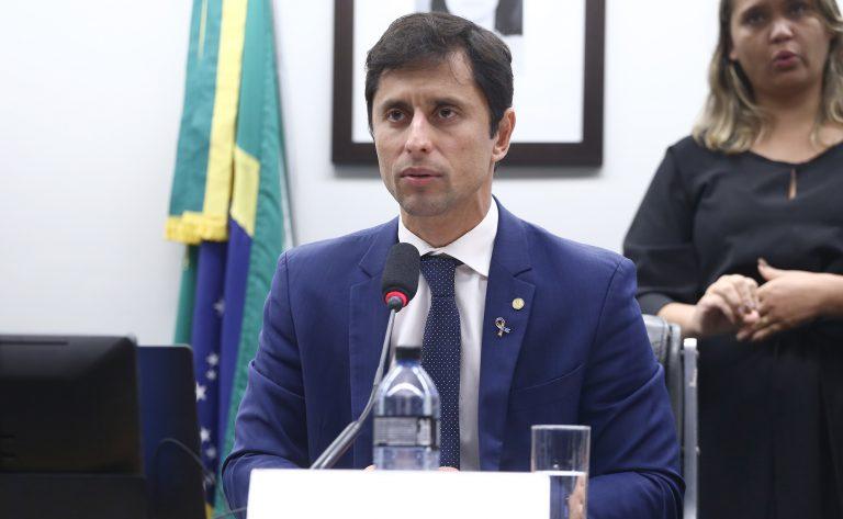 Brinquedos adaptados para acessibilidade em áreas de lazer