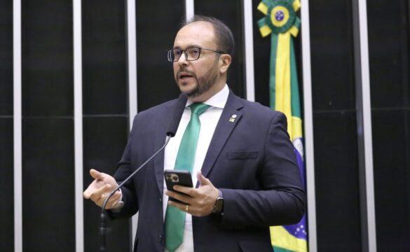 Pessoa com síndrome de Down recebendo atenção integral no SUS