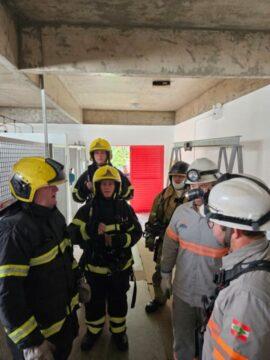 Equipe dos bombeiros atendendo ocorrências de incêndio em sistemas elétricos