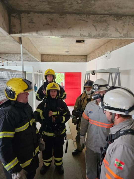 Equipe dos bombeiros atendendo ocorrências de incêndio em sistemas elétricos