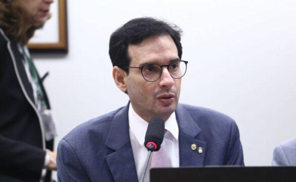 Deputado discutindo proposta de lei em plenário