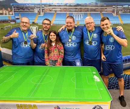 Jogadores de futebol de mesa comemorando a vitória do Avaí F.C.