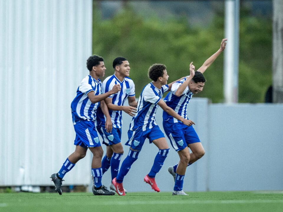 Equipe Sub-14 do Avaí comemorando gol