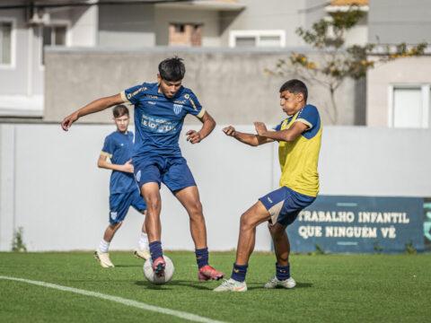 Jovens atletas do Avaí Sub-14 em campo