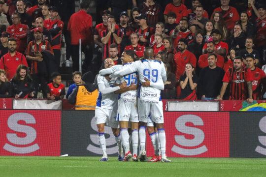 Jogadores do Avaí e Athletico Paranaense em campo