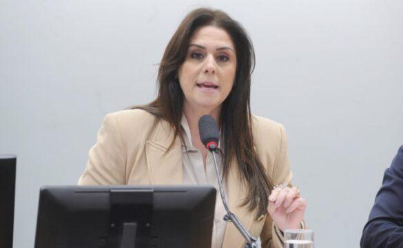 Aviso sobre riscos no uso de lareiras em locais fechados