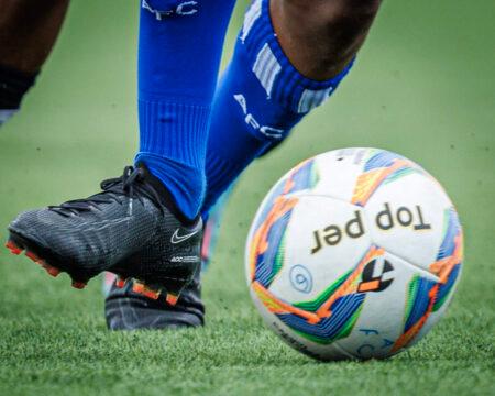 Jogadores da Base do Avaí comemorando gol
