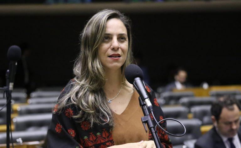 Beneficiários do programa Bolsa Família lendo livros