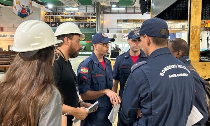 Bombeiros Militares atuando para garantir segurança nas festas de outubro