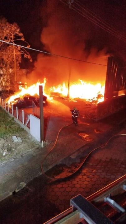 Bombeiros atuando no combate a incêndio em empresa de Guabiruba