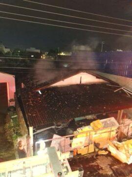 Bombeiros combatendo incêndio em residência em Palhoça