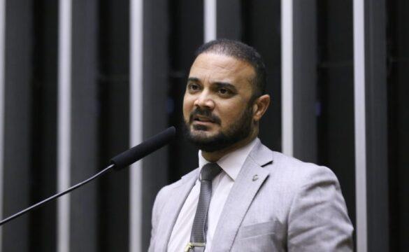 Imagem do deputado Capitão Alden discutindo a proposta de isenção do Imposto de Renda