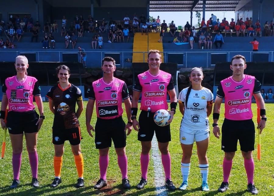 Jogadoras de futebol em campo