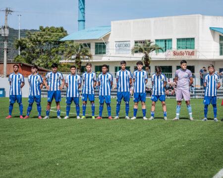 Jogadores do Avaí F.C. comemorando vitória