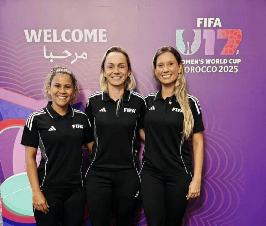 Árbitra Charly Deretti na partida de futebol
