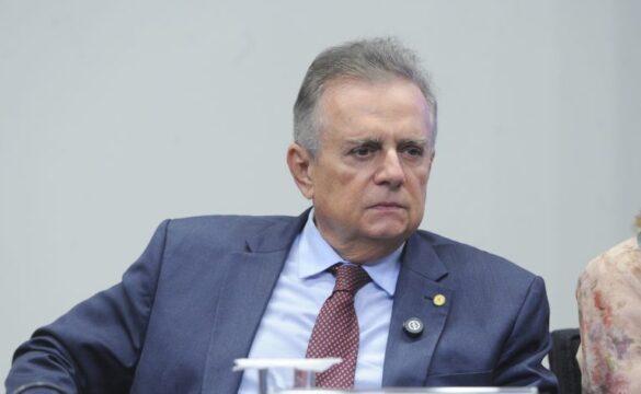 Comissário de Bordo fluente em português em voos brasileiros