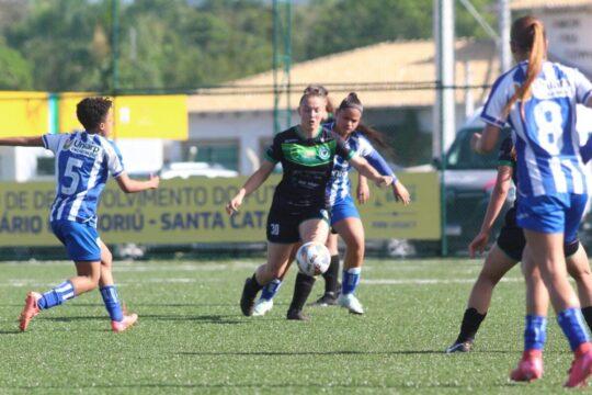 Jogadoras comemorando gol na Copa Santa Catarina Feminina Sub-17