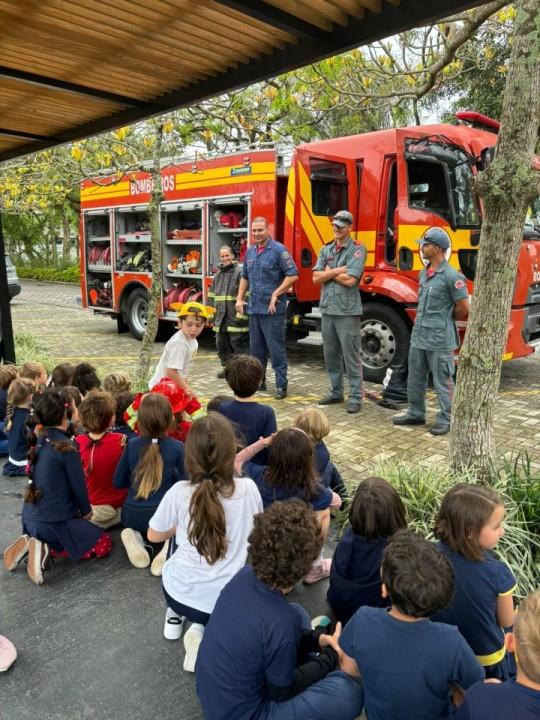 Equipe do CBMSC interagindo com estudantes em evento educativo