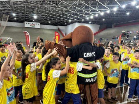 Crianças aprendendo segurança aquática no Programa Golfinho