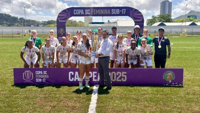 Troféu da Copa Santa Catarina Sub-17 Feminina sendo erguido pelas jogadoras do Criciúma